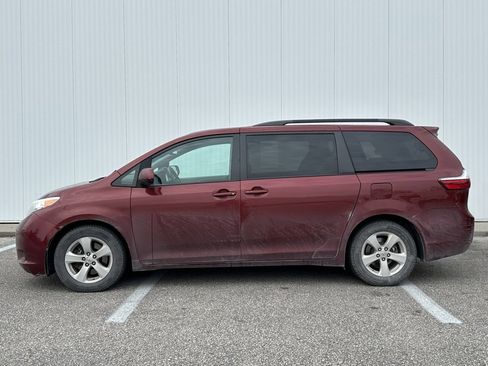 Used 2015 Toyota Sienna LE image 2