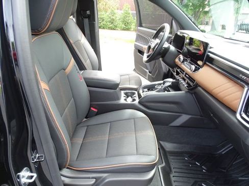 Used 2025 GMC Canyon AT4 w/ Nightfall Edition AWD/4WD image 18