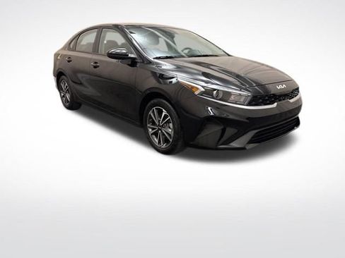 Certified 2024 Kia Forte LXS FWD image 3