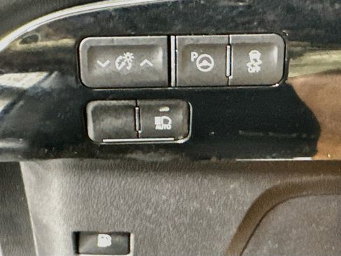 Used 2020 Toyota Prius LE FWD image 17