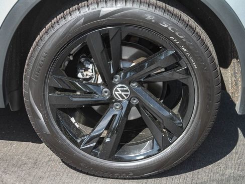 Used 2023 Volkswagen Tiguan SE R-Line image 11