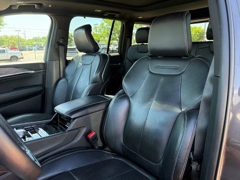 Used 2022 Jeep Grand Cherokee Overland w/ Luxury Tech Group IV AWD/4WD image 16