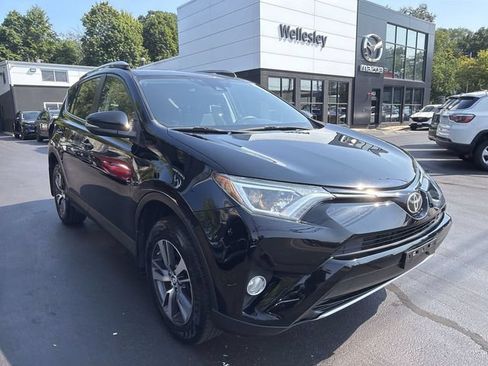 Used 2018 Toyota RAV4 XLE AWD/4WD image 2
