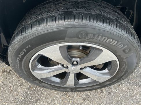 Used 2019 Jeep Cherokee Limited AWD/4WD image 10