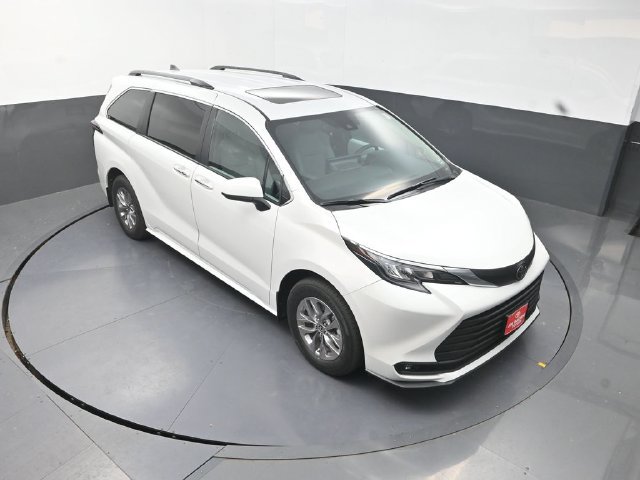Used 2026 Toyota Sienna XLE FWD image 22