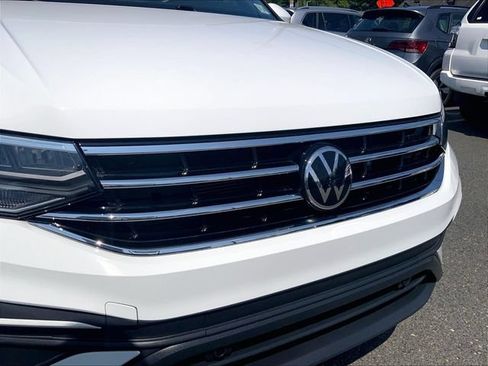 Used 2024 Volkswagen Tiguan SE AWD/4WD image 30