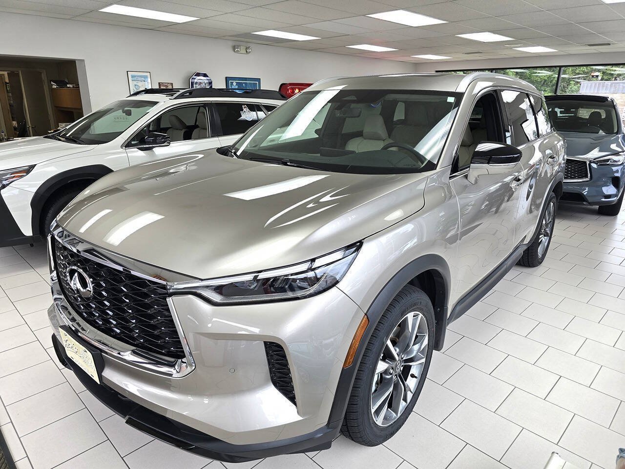 Used 2024 INFINITI QX60 Luxe w/ Performance Audio Package AWD/4WD image 1