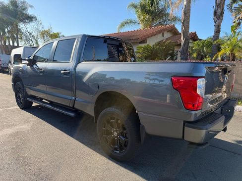 Used 2018 Nissan Titan SV w/ SV Convenience Package image 11