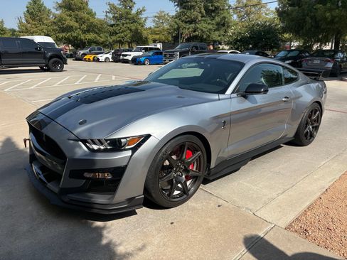 Used 2022 Ford Mustang Shelby GT500 w/ Carbon Fiber Track Pack RWD image 5