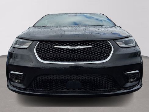 Used 2023 Chrysler Pacifica Touring-L image 2