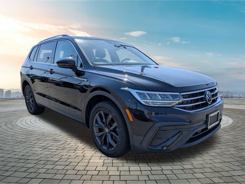 Used 2022 Volkswagen Tiguan SE w/ Panoramic Sunroof Package AWD/4WD image 2