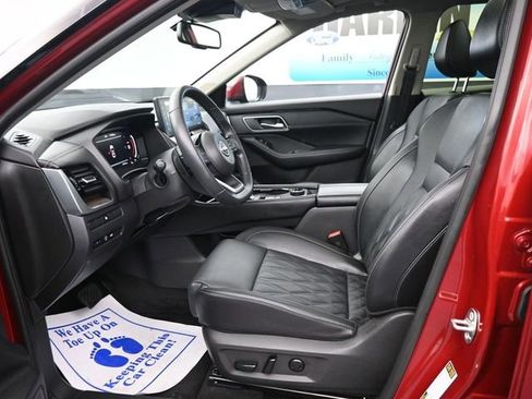 Used 2024 Nissan Rogue Platinum image 13