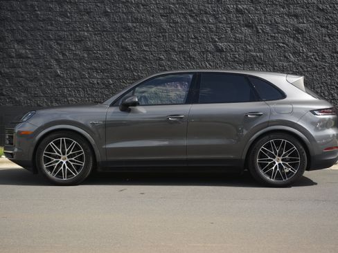 Certified 2025 Porsche Cayenne S AWD/4WD image 2