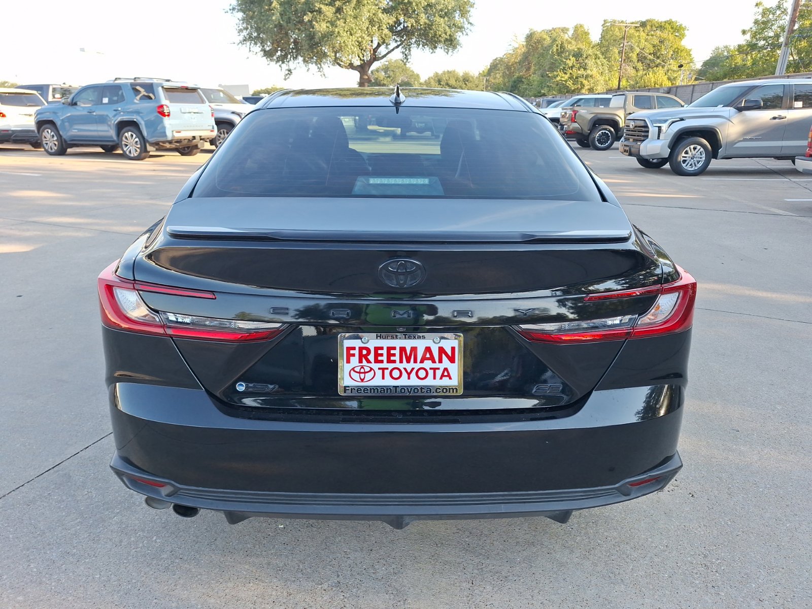 Used 2025 Toyota Camry SE w/ Convenience Package FWD image 5