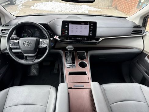 Used 2024 Toyota Sienna XLE image 6