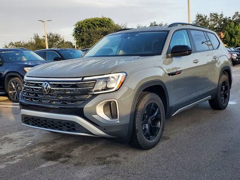 New 2026 Volkswagen Atlas Peak Edition image 3