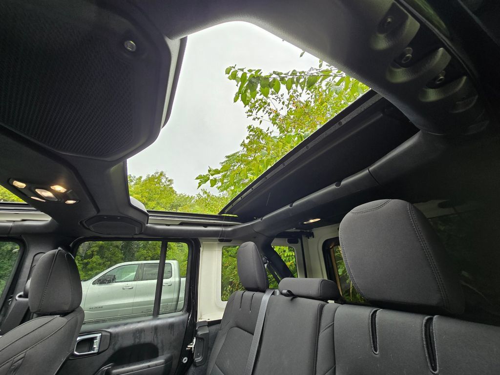 Used 2023 Jeep Wrangler Unlimited w/ Sun & Screen Package AWD/4WD image 37