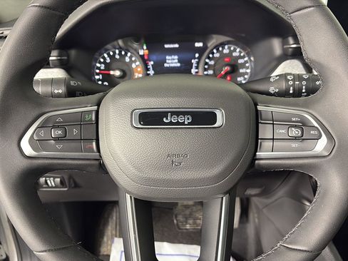 Used 2025 Jeep Compass Latitude image 38