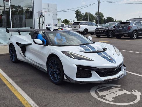 Used 2025 Chevrolet Corvette ZR1 w/ ZR1 Carbon Fiber Aero Package RWD image 2