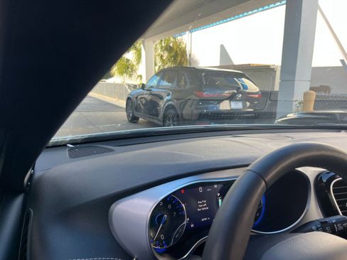 Used 2025 Chrysler Pacifica Limited image 39