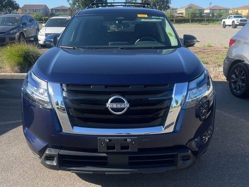 Used 2022 Nissan Pathfinder SV FWD image 2