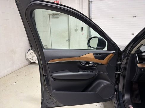 Used 2022 Volvo XC90 T6 Momentum w/ Advanced Package image 10