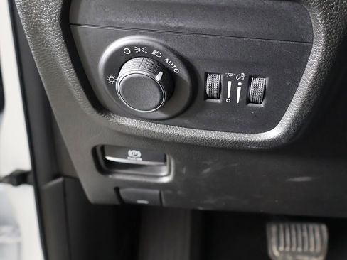 Used 2023 Jeep Grand Cherokee Laredo AWD/4WD image 35