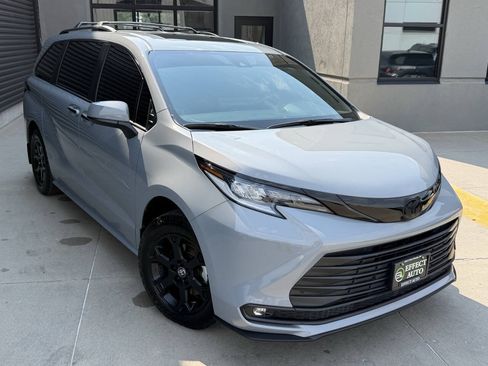 Used 2025 Toyota Sienna XLE Woodland Edition AWD/4WD image 6