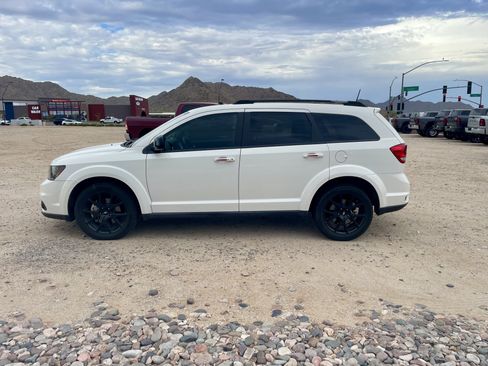 Used 2019 Dodge Journey SE w/ Premium Group FWD image 2