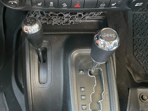 Used 2012 Jeep Wrangler Unlimited Rubicon image 26