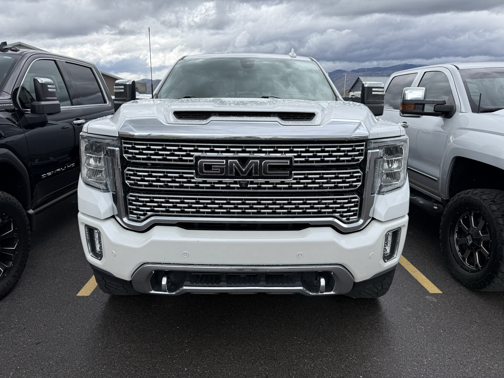 Used 2020 GMC Sierra 3500 Denali w/ Denali Ultimate Package AWD/4WD image 2