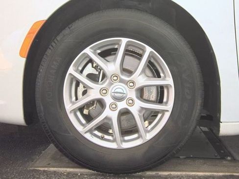 Used 2024 Chrysler Pacifica Touring-L image 16