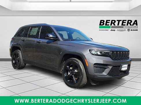 Used 2022 Jeep Grand Cherokee Altitude image 1