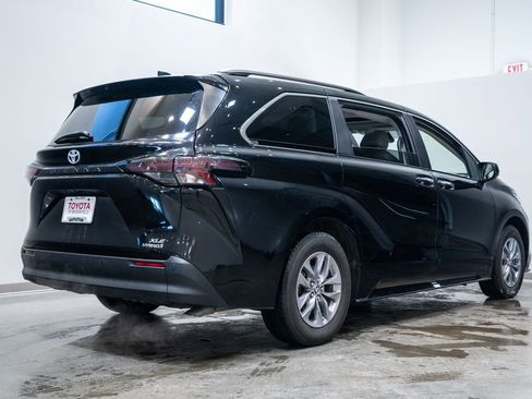 Used 2024 Toyota Sienna XLE image 9