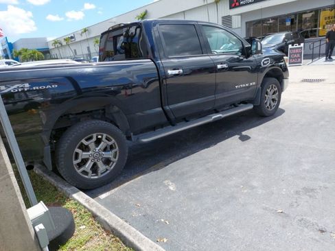 Used 2019 Nissan Titan SV w/ SV Convenience Package image 3