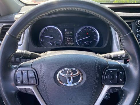 Used 2019 Toyota Highlander XLE FWD image 13