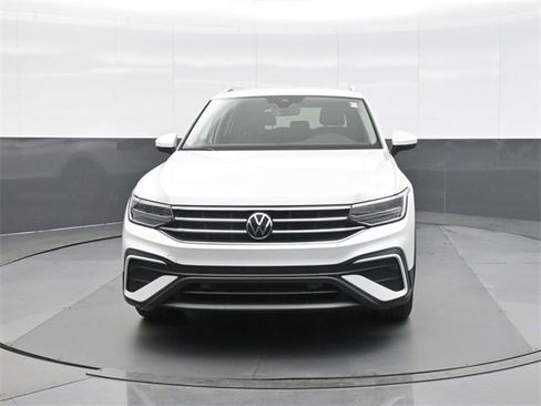 Used 2023 Volkswagen Tiguan SE image 2