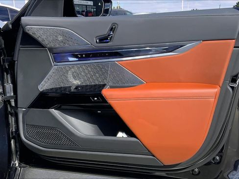 Certified 2023 BMW 760i xDrive w/ Luxury Rear Seating Package image 27