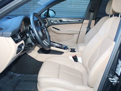 Certified 2025 Porsche Macan image 5