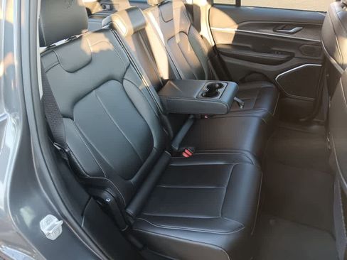 Used 2023 Jeep Grand Cherokee image 24