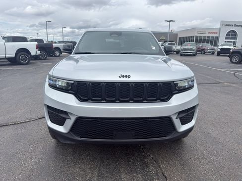 Used 2025 Jeep Grand Cherokee Altitude AWD/4WD image 2