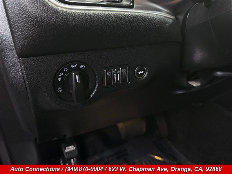 Used 2015 Dodge Challenger SXT RWD image 17