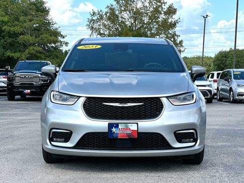 Used 2023 Chrysler Pacifica Touring FWD image 10