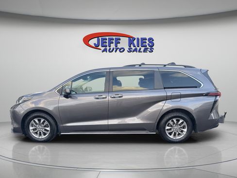 Used 2022 Toyota Sienna XLE image 8