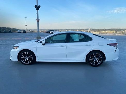 Used 2018 Toyota Camry SE w/ Moonroof Package FWD image 4