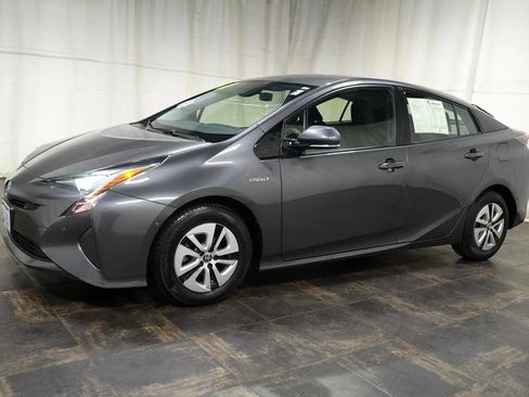 Used 2017 Toyota Prius Four image 2