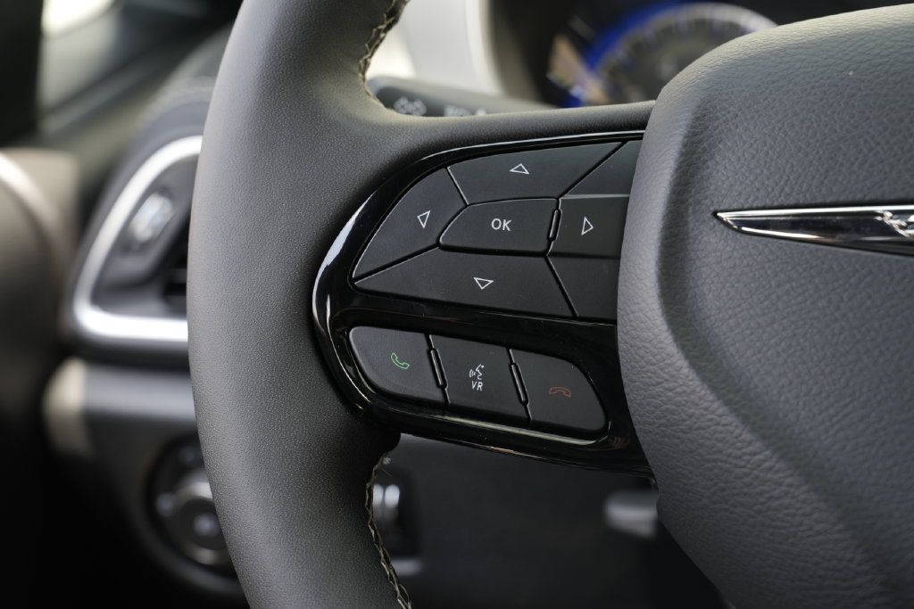 Used 2025 Chrysler Pacifica Limited FWD image 48