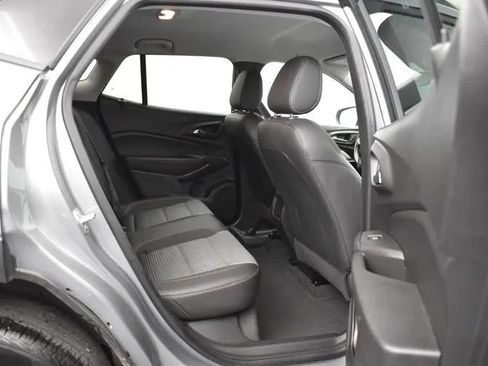 Used 2025 Chevrolet Trax LT w/ LT Convenience Package FWD image 18