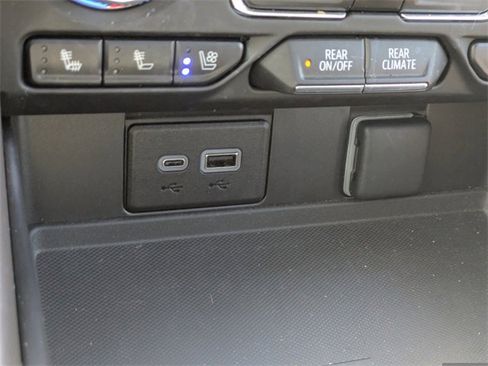 Used 2023 GMC Yukon SLT w/ SLT Luxury Package image 25