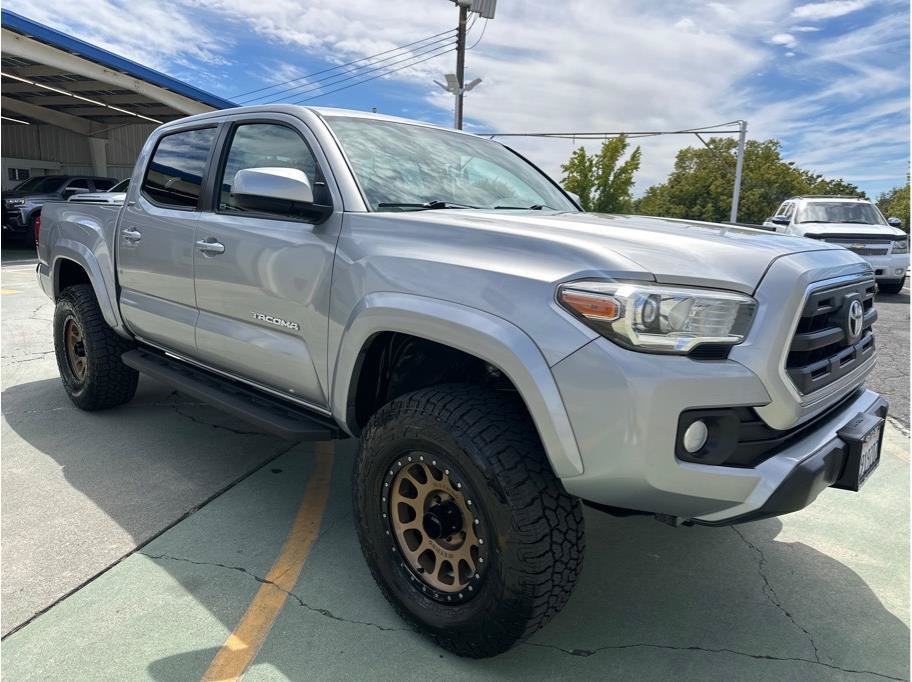 Used 2017 Toyota Tacoma SR5 w/ Tow Package AWD/4WD image 3